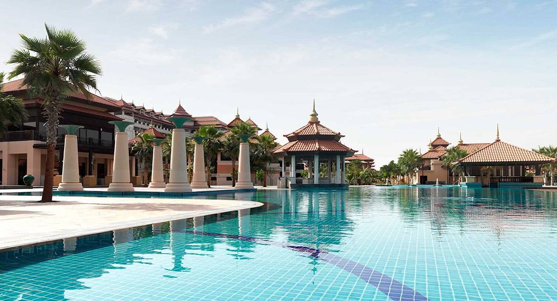 Außenpool des Anantara The Palm Dubai Resorts mit umliegenden Gebäuden