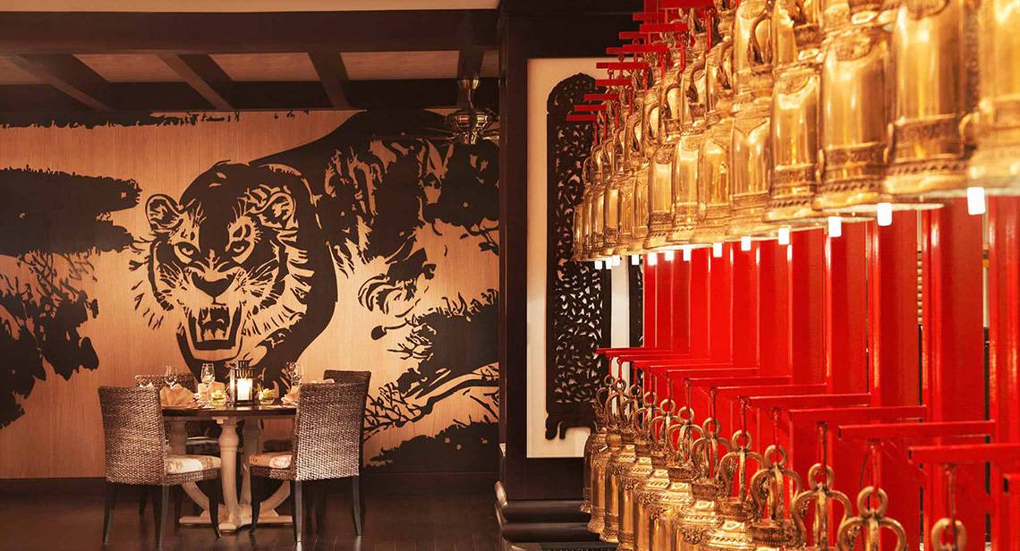 Innenraum des Anantara The Palm Dubai Resorts mit Tiger Wandgemälde und goldenen Glocken.