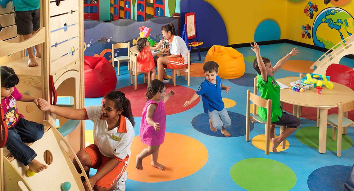 Kinder spielen in einem farbenfrohen Spielbereich im Anantara The Palm Dubai Resort.