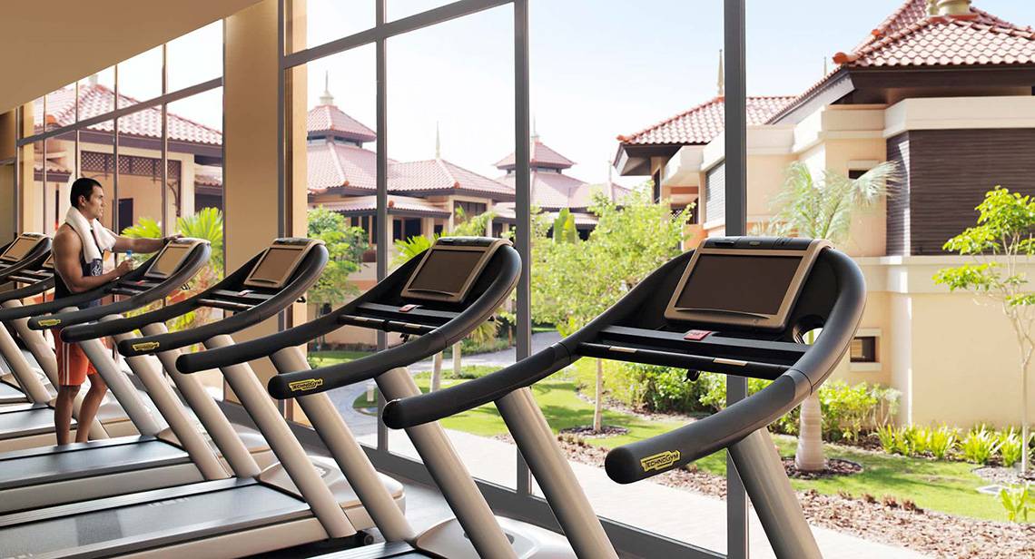 Ein Mann läuft auf einem Laufband im Fitnessstudio des Anantara The Palm Dubai Resorts.