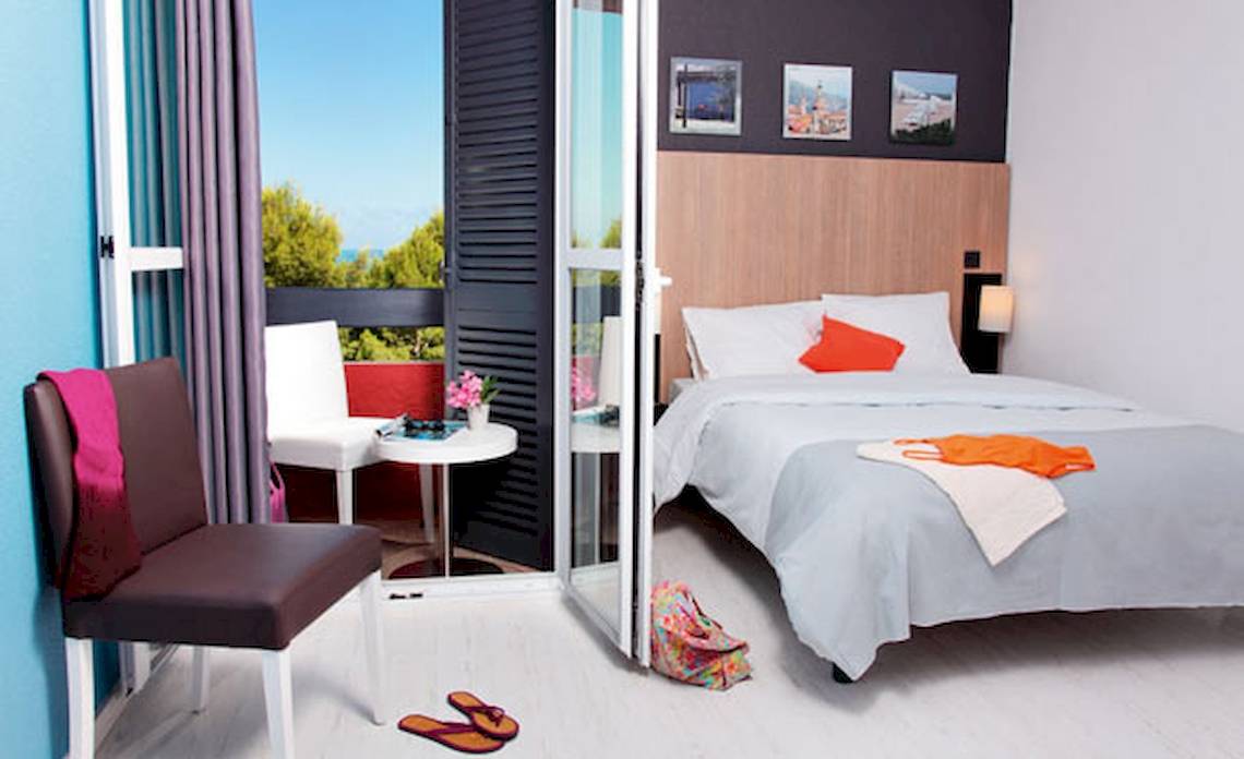Hotelzimmer mit Balkon und Meerblick im Belambra Club Golfe de Lozari