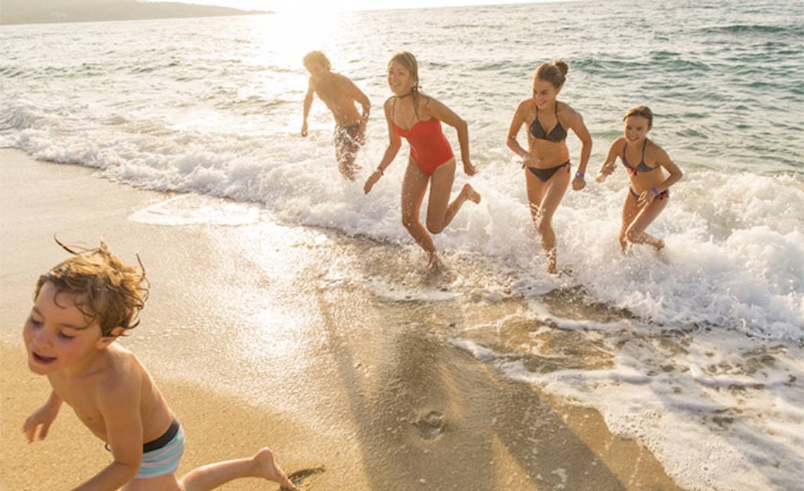 Familie mit Kindern läuft am Strand bei Belambra Club Golfe de Lozari