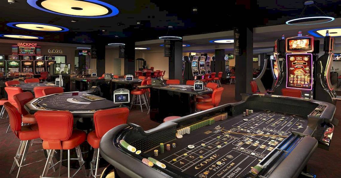 Casino im Melia Caribe Beach Resort mit Spieltischen und Spielautomaten.