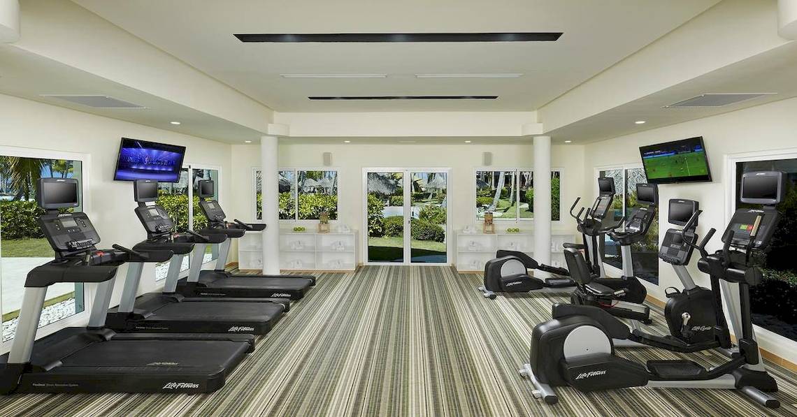 Fitnesscenter im Melia Caribe Beach Resort mit Laufbändern und anderen Geräten
