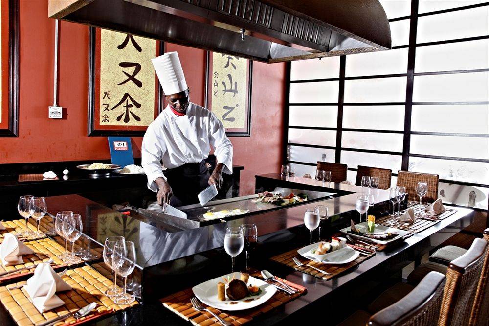 Koch beim Asiatischem Essen im Bahia Principe Grand Jamaica
