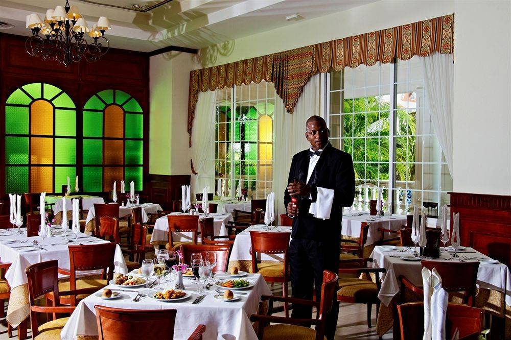 Mann in Anzug steht in Restaurant des Bahia Principe Grand Jamaica