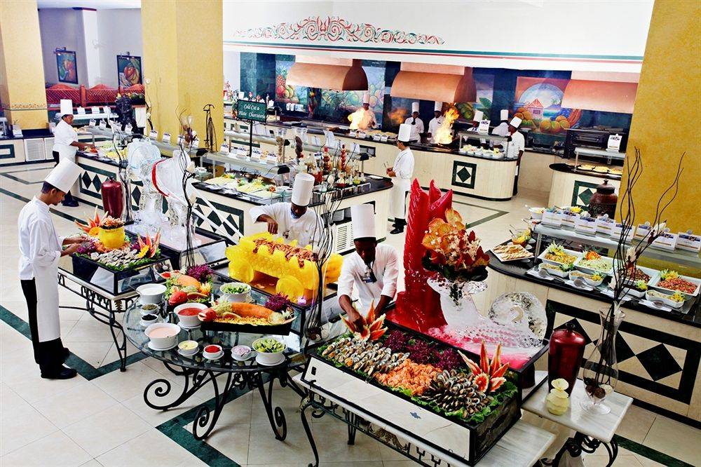 Buffet im Bahia Principe Grand Jamaica Hotel mit verschiedenen Gerichten, vorbereitet von Köchen.