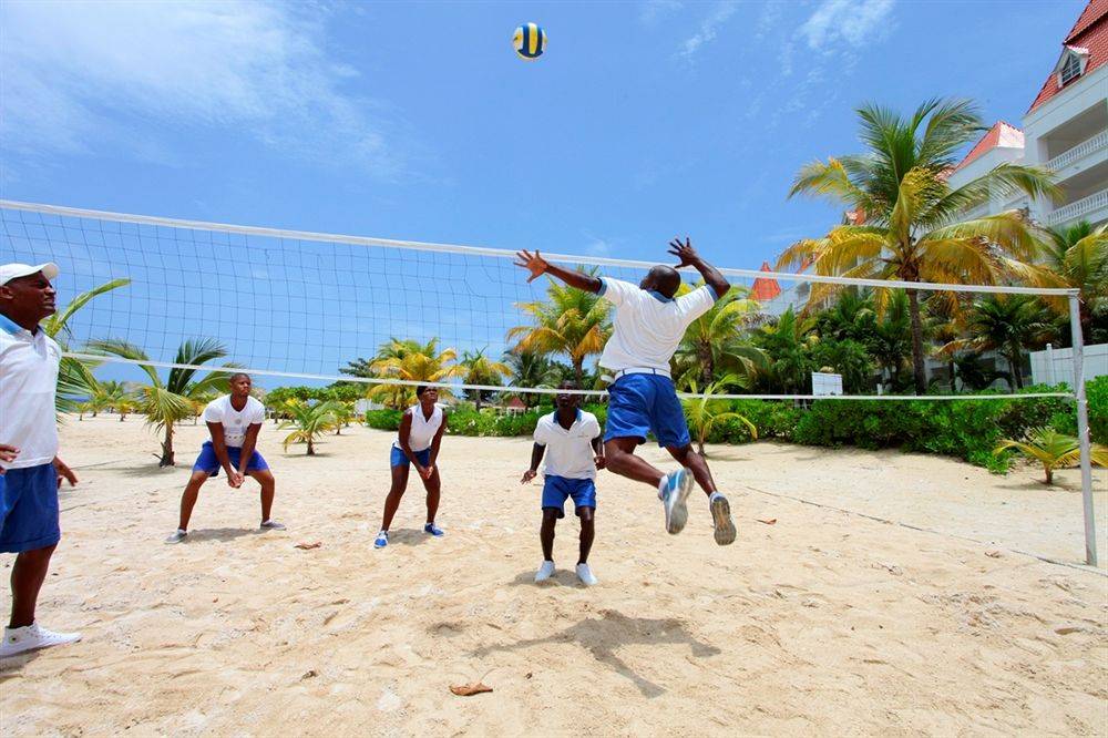 Spieler spielen Beachvolleyball am Strand vor dem Bahia Principe Grand Jamaica Hotel