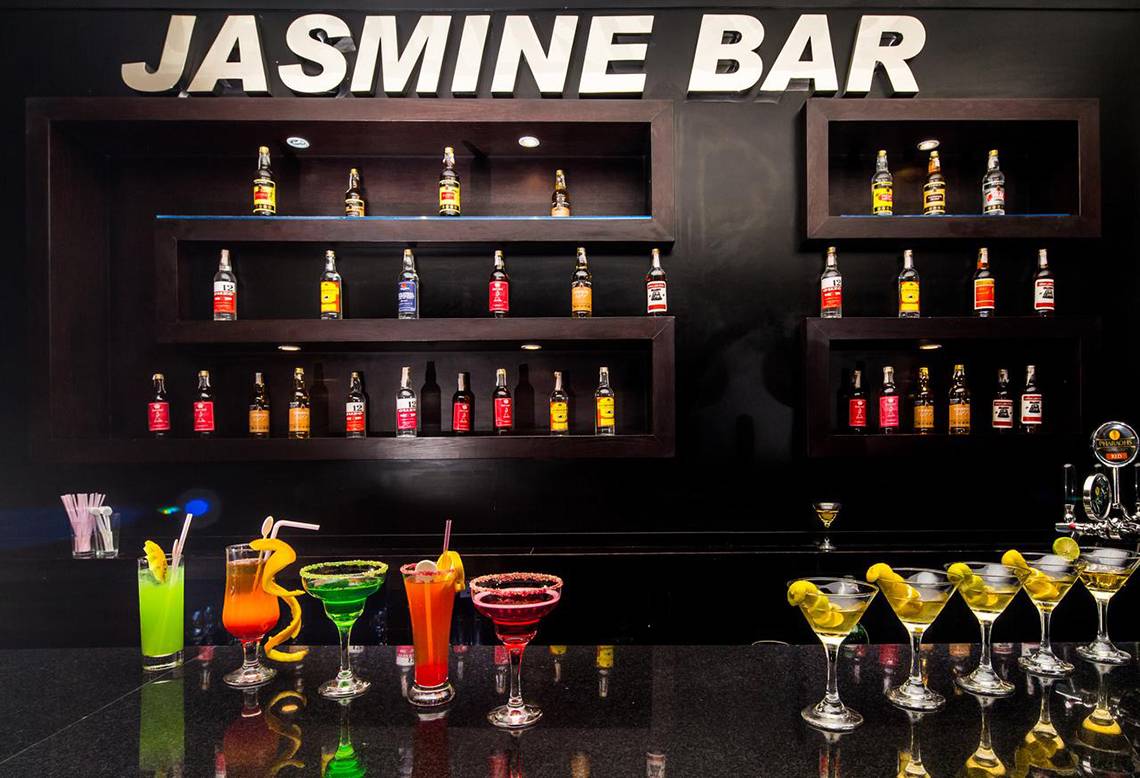 Cocktails und Getränke auf der Theke im Jasmine Bar des Jasmine Palace Resort & Spa