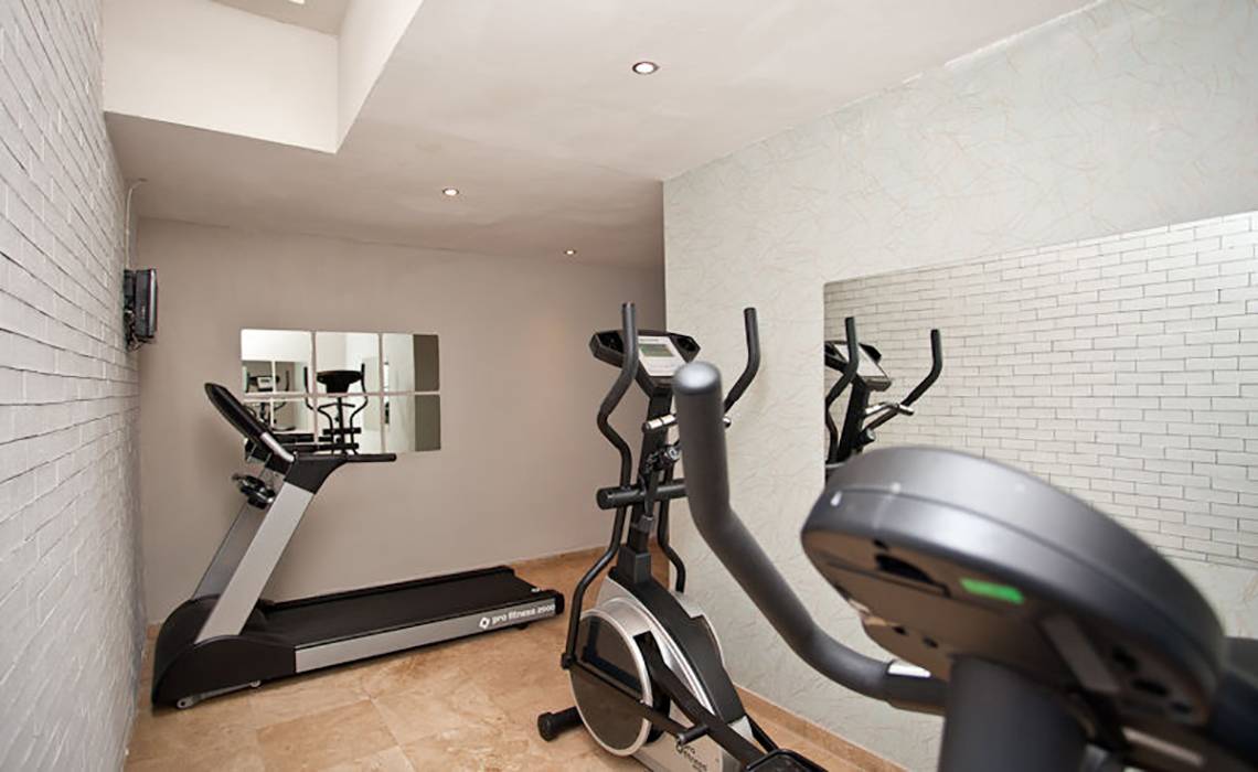 Fitnessbereich im Cettia Beach Resort mit Laufband, Rudergerät und Crosstrainer
