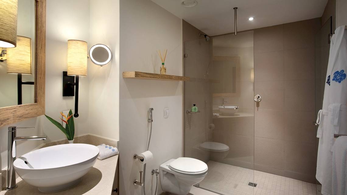 Badezimmer des Kempinski Seychelles Resort mit Dusche und Toilette.