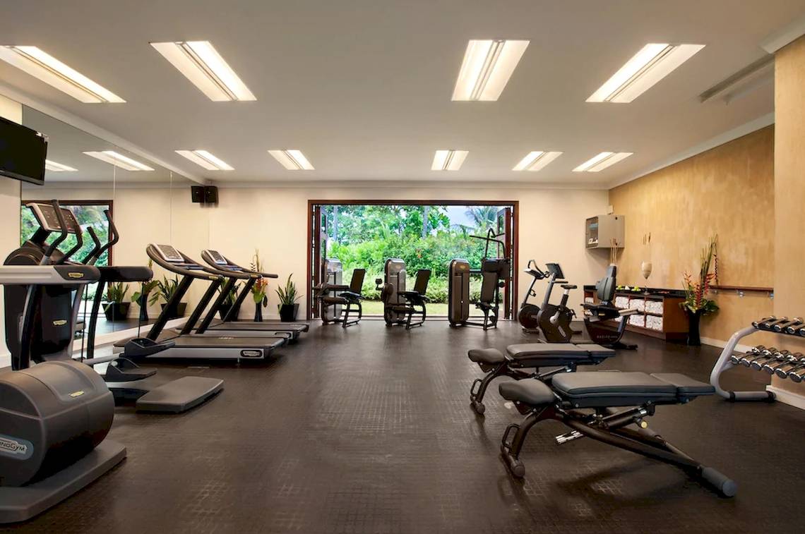 Fitnessstudio im Kempinski Seychelles Resort mit Blick auf Außengelände