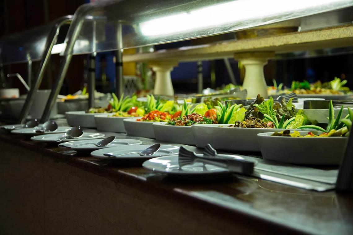 Buffet mit verschiedenen Salaten im Pharaoh Azur Resort Hotel.