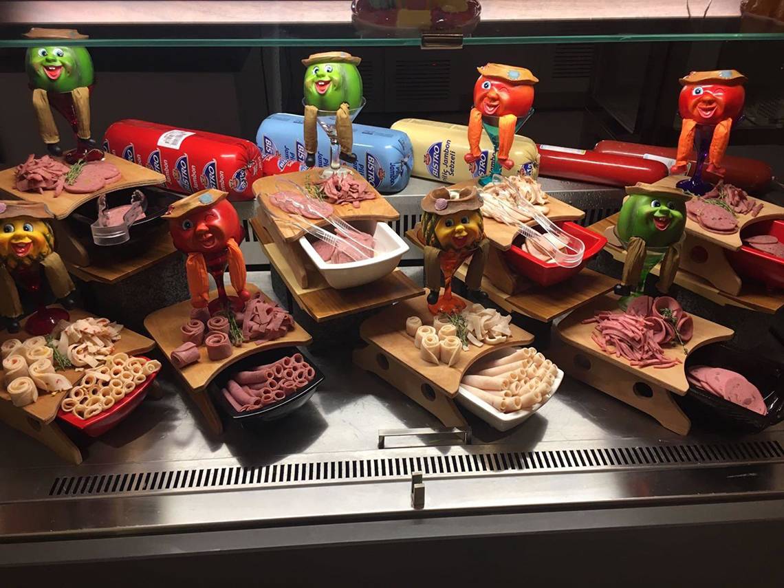 Fleisch und Wurst auf einem Buffet im Hotel The Land of Legends Kingdom.