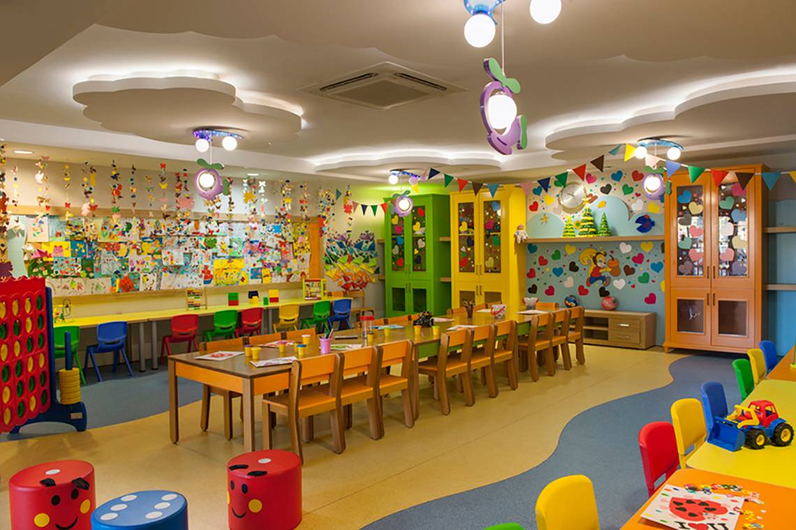 Ein buntes Kinderzimmer im Rixos Bab Al Bahr Hotel mit farbenfrohen Möbeln und Dekorationen.