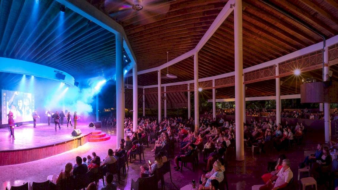 Ein Konzert auf der Bühne des Grand Sirenis Punta Cana Resorts, bei dem ein Publikum zuschaut.