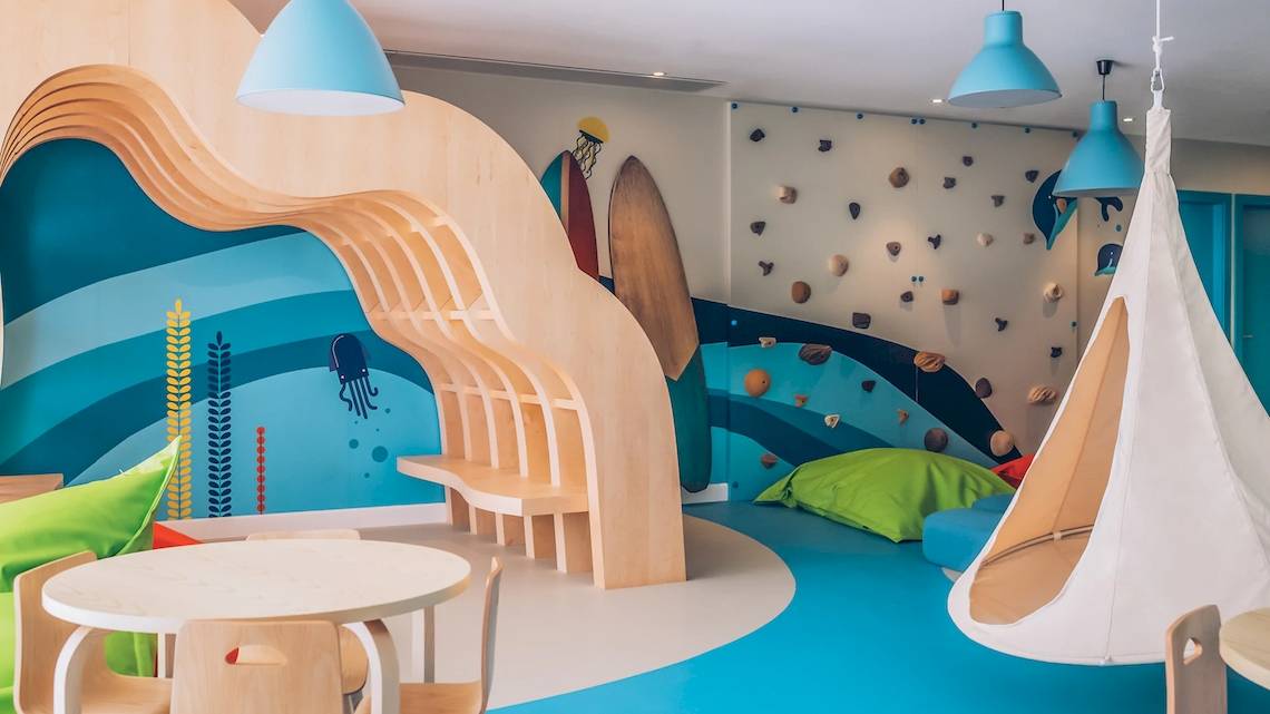 Kinderzimmer im Iberostar Waves Alcudia Park Hotel mit maritimem Design und bunten Wandmalereien.