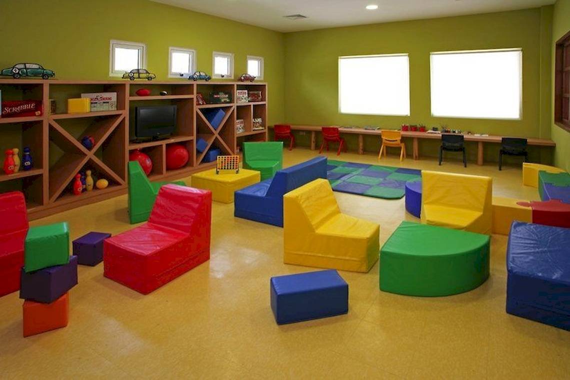 Kinder Spielzimmer im Dreams Royal Beach Punta Cana mit bunten Möbeln und Spielzeug.