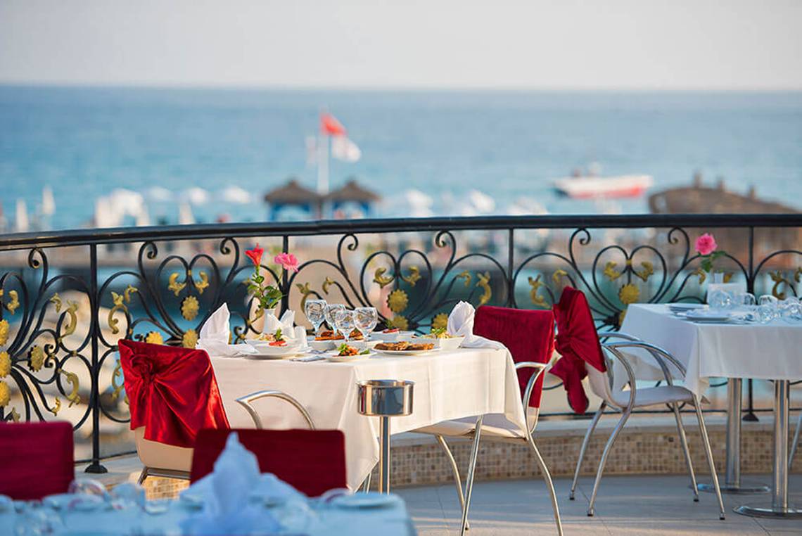 Terrasse im Club Nena mit Blick auf das Meer.