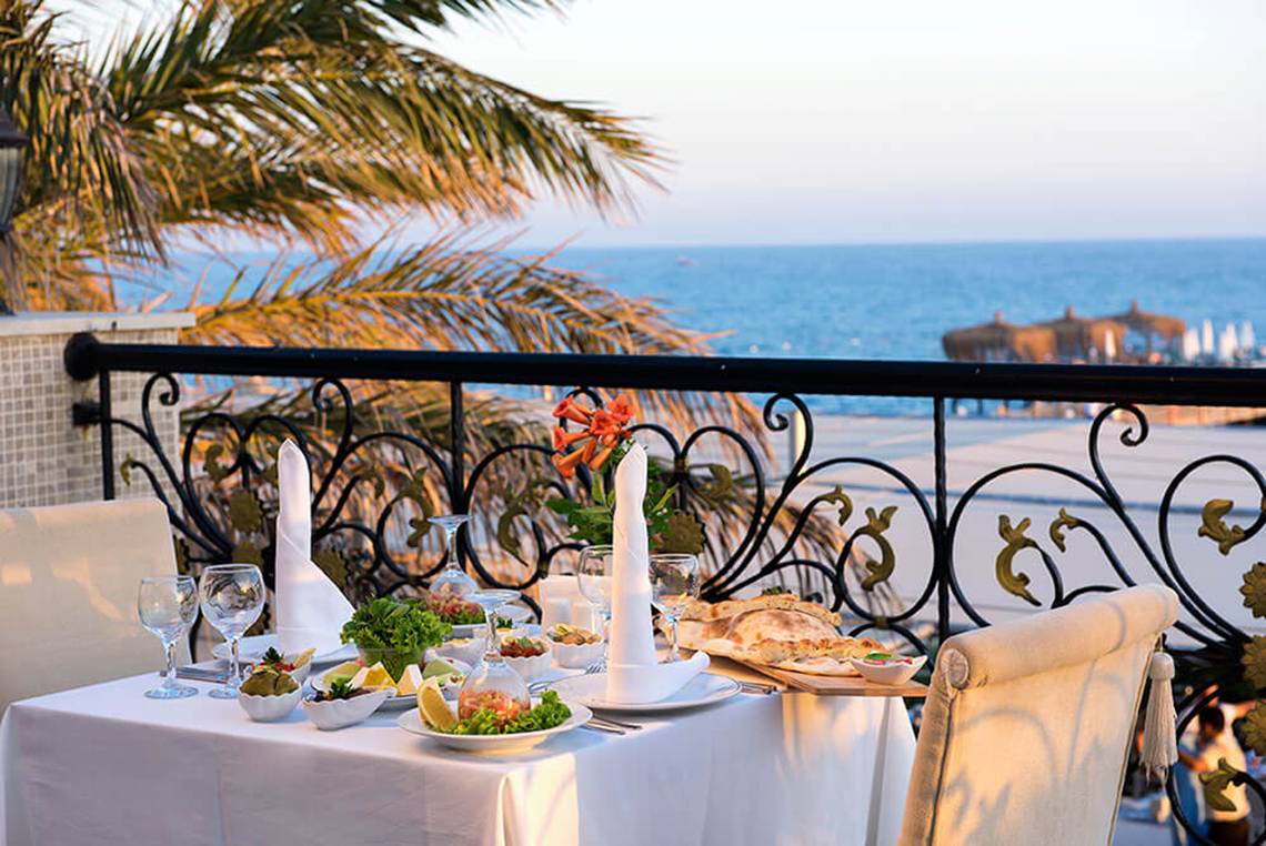 Meerblick vom Tisch im Club Nena Hotelrestaurant mit mediterranem Essen und Getränken