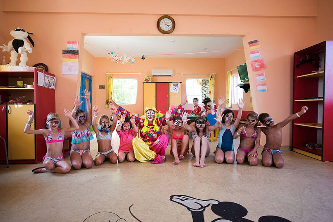 Gruppe von Kindern und einem Clown bei einer Animation im Club Nena
