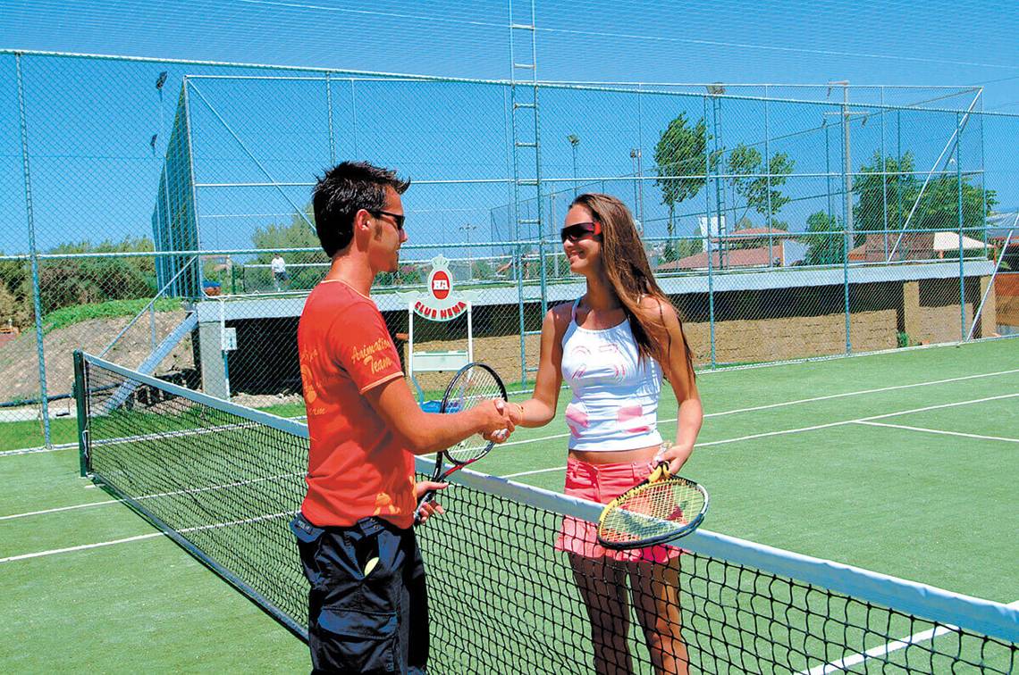 Tennisspieler beim Club Nena, ein Mann und eine Frau halten Tennisschläger und lächeln.