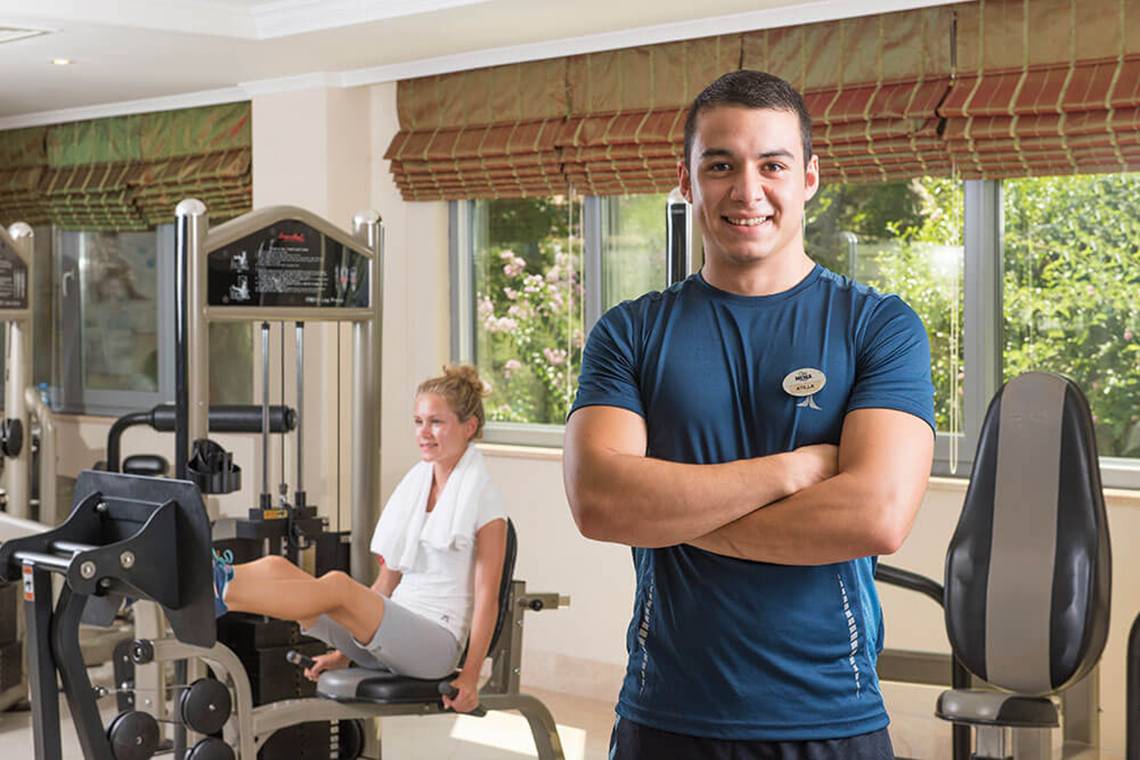 Ein Trainer und eine Frau im Fitnessstudio des Club Nena