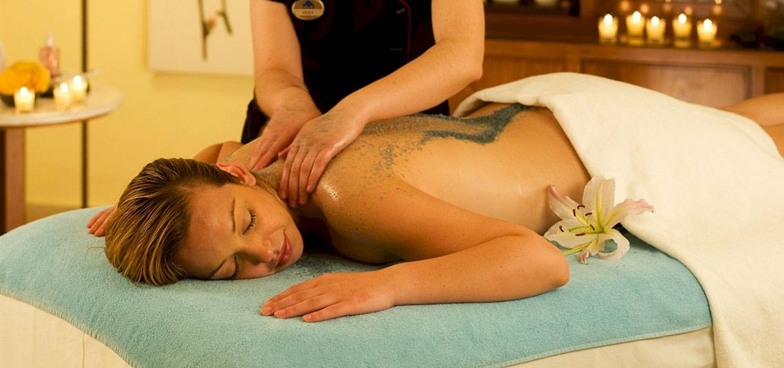 Frau genießt eine Massage im Mykonos Grand Hotel & Resort