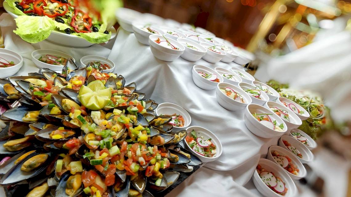 Buffettisch im Bull Dorado Beach & Spa mit verschiedenen Gerichten wie Salaten und Muscheln.