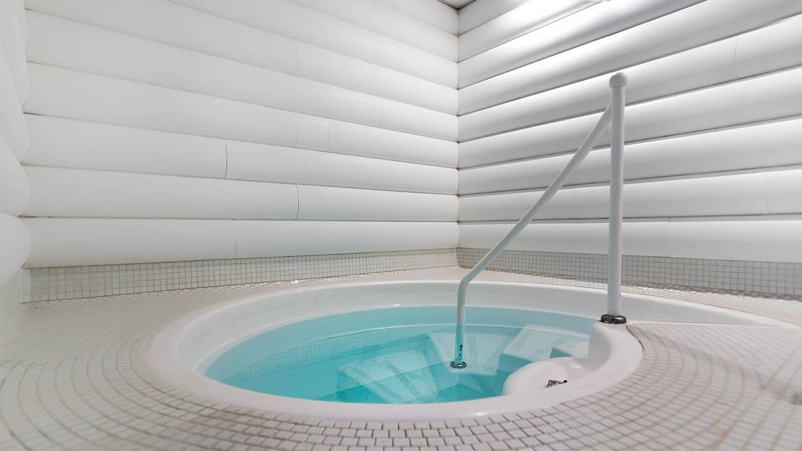 Whirlpool im Bull Dorado Beach & Spa Hotel mit Handlauf und Wasser