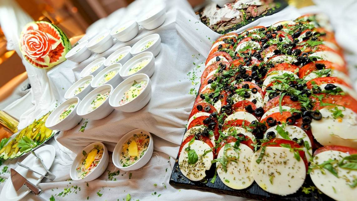 Buffettisch im Bull Dorado Beach & Spa Hotel mit verschiedenen Gerichten und Salaten.