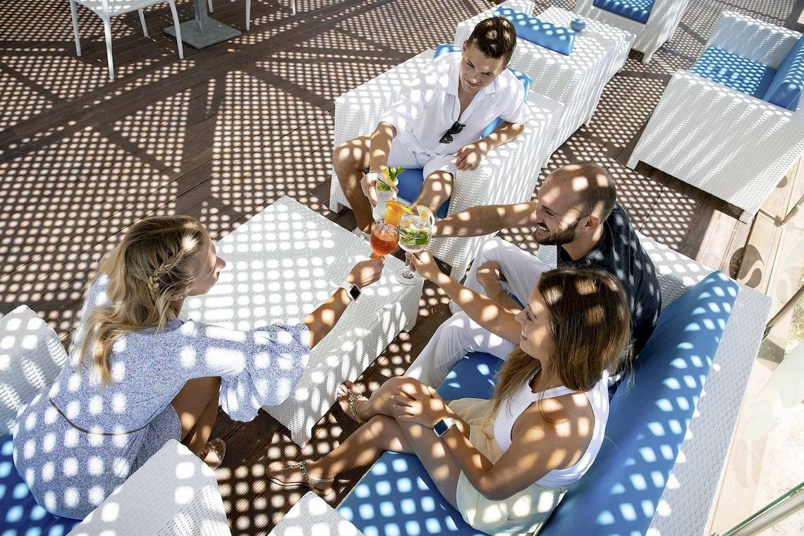 Terrasse mit Raeucherwaren und Getraenke im Robinson Djerba Bahiya