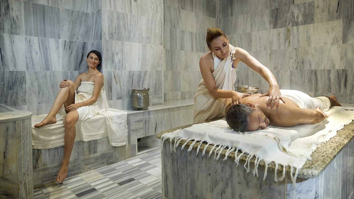 Ein Mann im Robinson Djerba Bahiya Hotel genießt eine Massage im Spa.