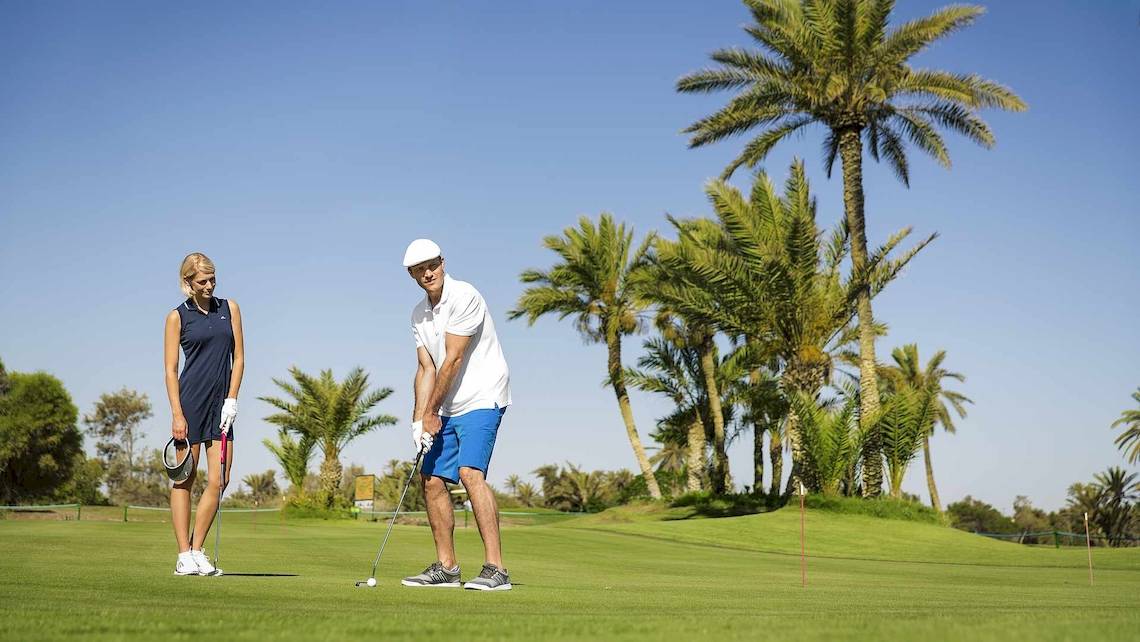 Golfspieler im Robinson Djerba Bahiya, zwei Personen auf einem Golfplatz mit Palmen