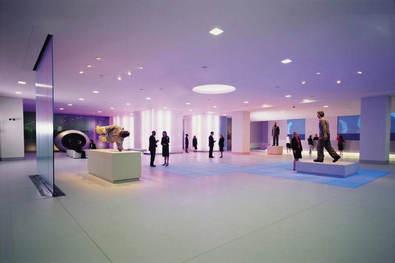 Lobby des Cumberland Hotels mit mehreren Personen und Kunstwerken.