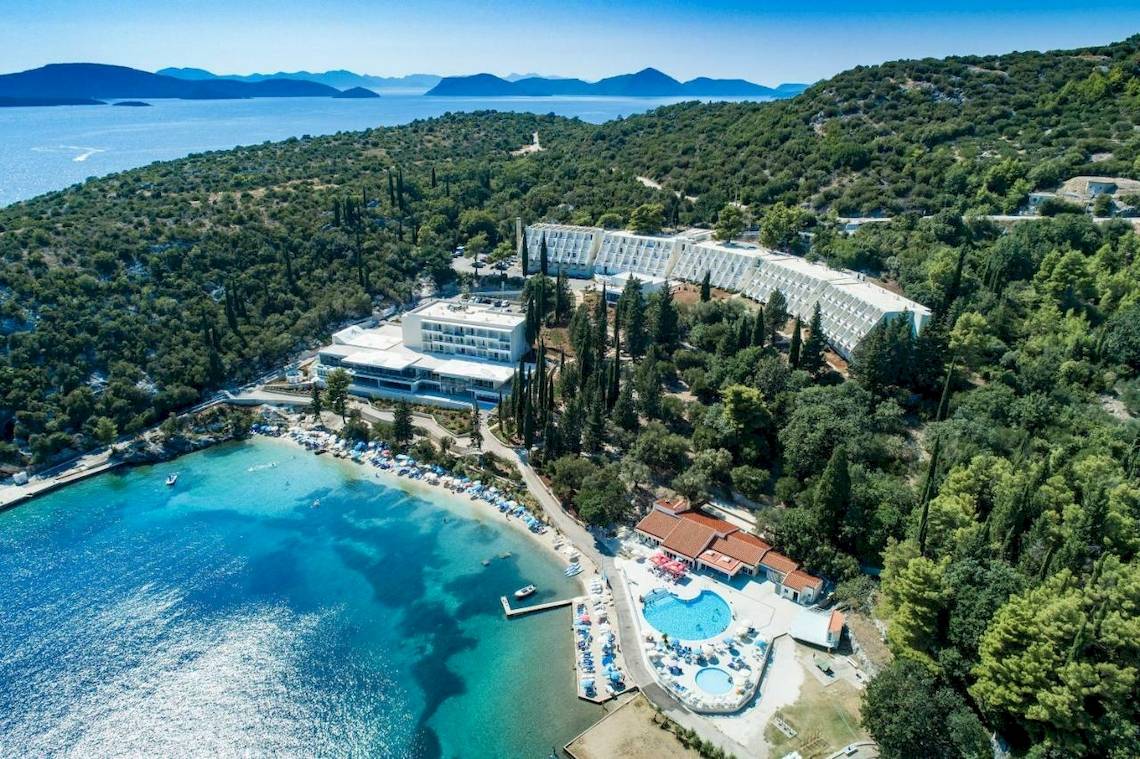 Luftaufnahme des Osmine Slano Hotels mit Pool und Strand