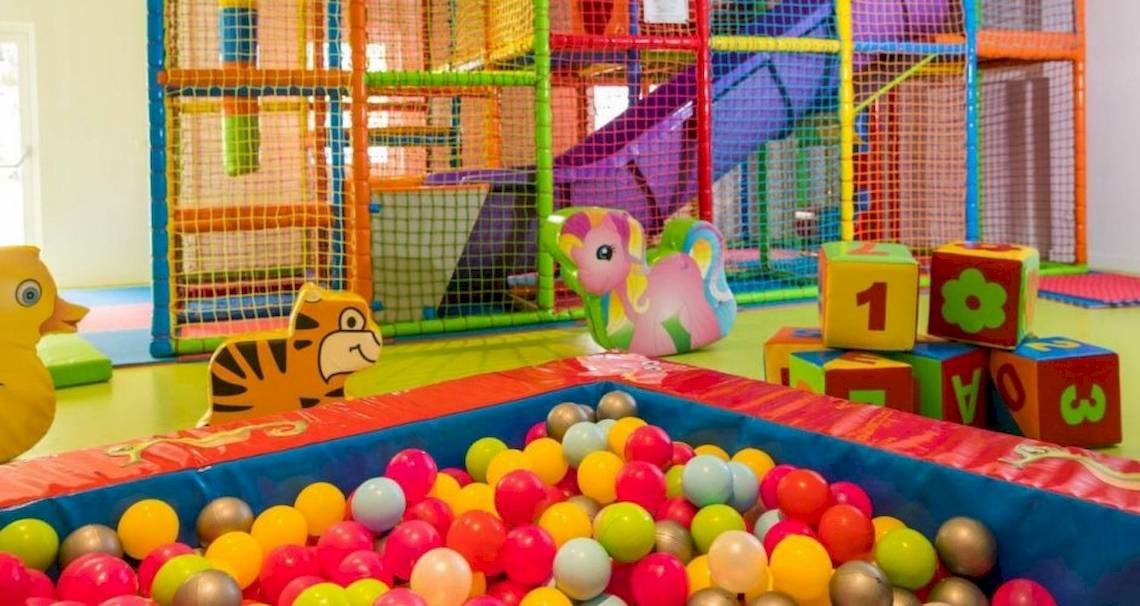 Kinderspielplatz im Hotel Osmine Slano mit vielen bunten Bällen, bunten Spielsachen und einem großen Spielturm.
