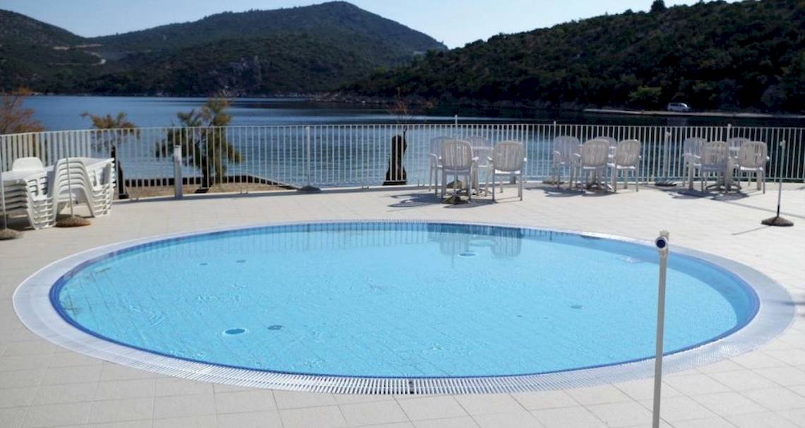Außenpool auf der Terrasse des Osmine Slano Hotels mit Blick auf das Meer.