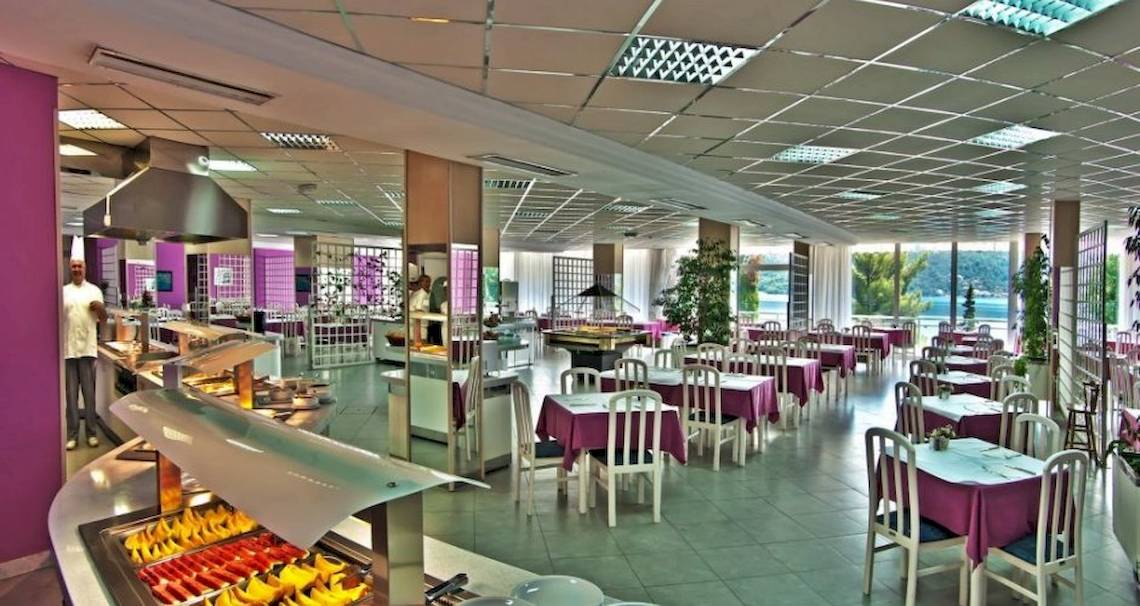 Innenansicht des Restaurants im Osmine Slano Hotel mit Tischen, Stühlen und Buffet.