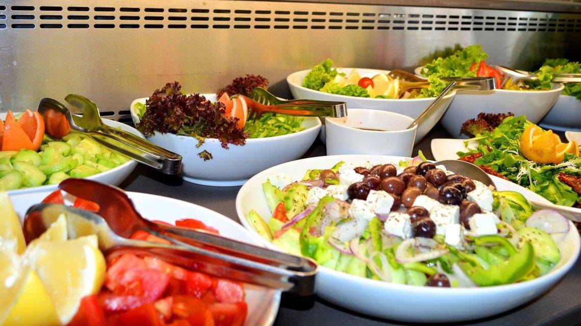 Salatbuffet im Akti Palace Hotel, verschiedene Salate und Toppings in weißen Schüsseln.