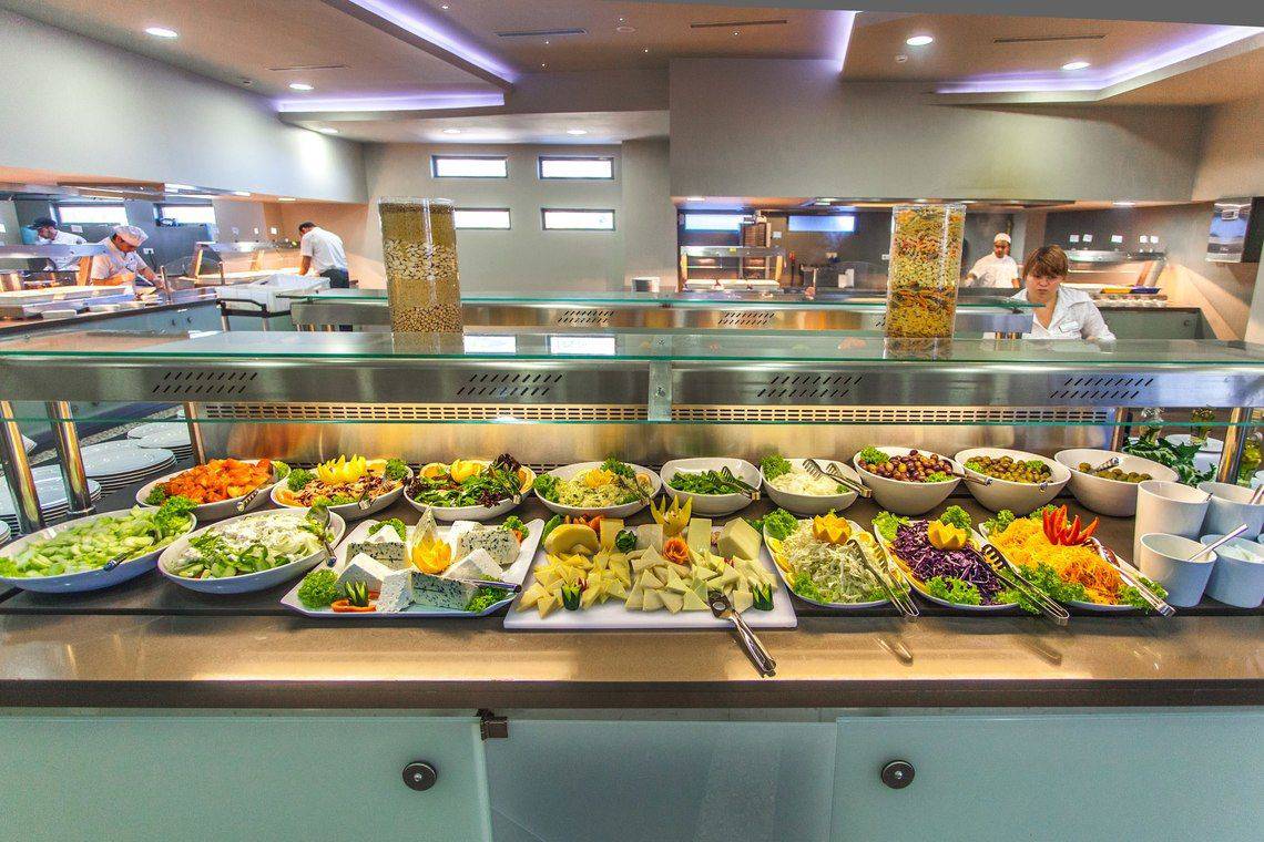 Buffet im Akti Palace Hotel mit verschiedenen Salaten, Gemüse und Käse