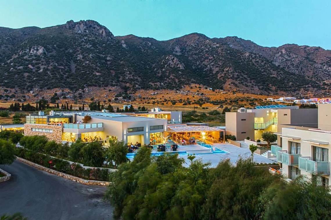 Luftaufnahme des Akti Palace Hotels mit Pools und Berg im Hintergrund