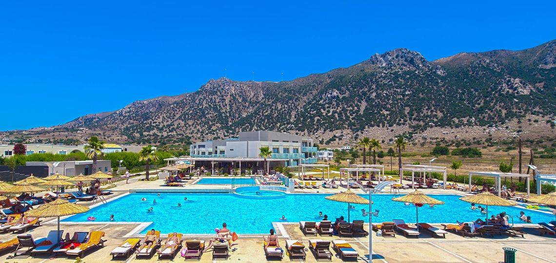 Akti Palace Hotel Pool mit Blick auf die Landschaft und Berge