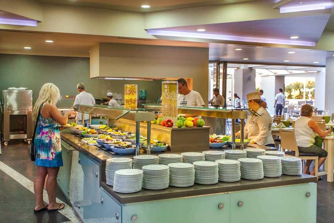 Buffetrestaurant im Akti Palace Hotel mit Gästen, die Speisen auswählen