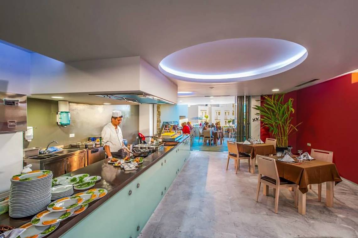 Buffetbereich im Akti Palace Hotel mit vorbereiteten Gerichten und Gästen.