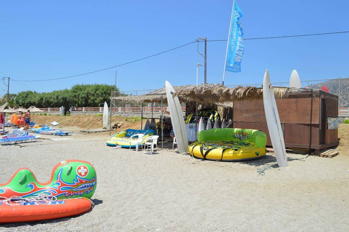 Wassersportstation am Akti Palace Hotel mit aufblasbaren Booten und Surfbrettern