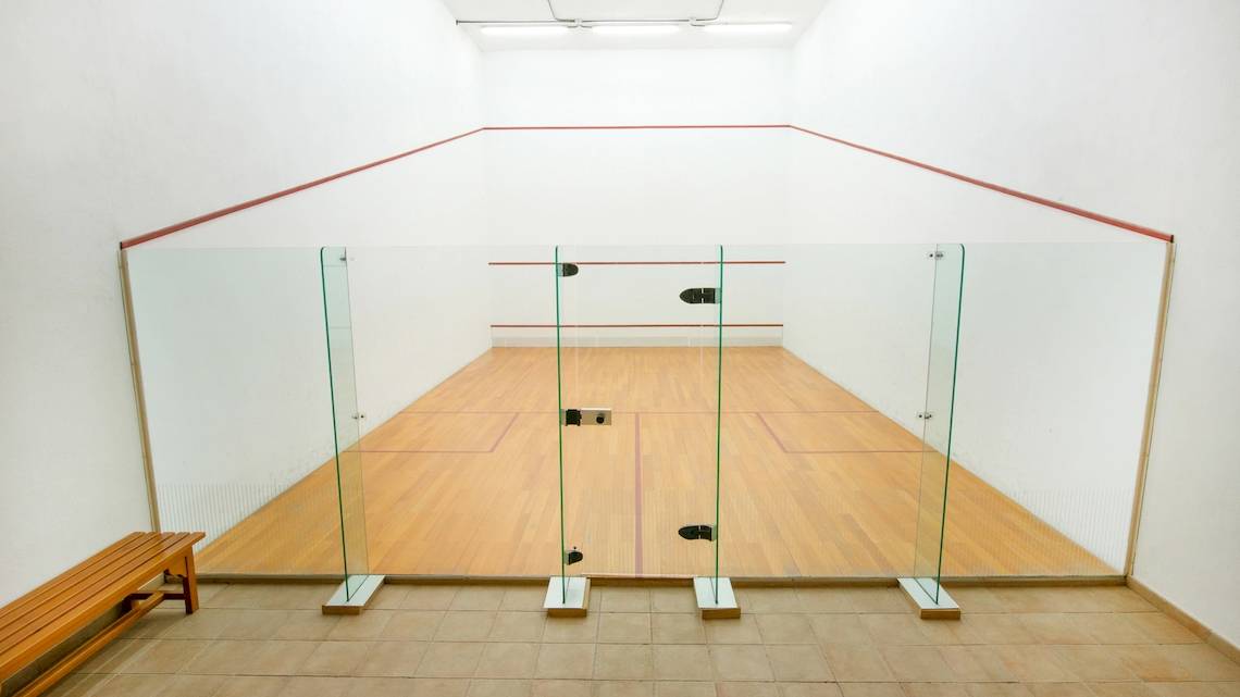 Innenansicht des Squash-Courts im Iberostar Grand El Mirador Hotel mit Glaswänden und hölzernem Boden.