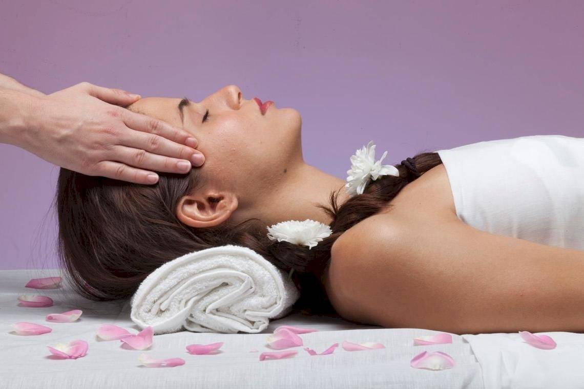 Frau bekommt eine Kopfmassage im Hotel Ikos Ozeanien