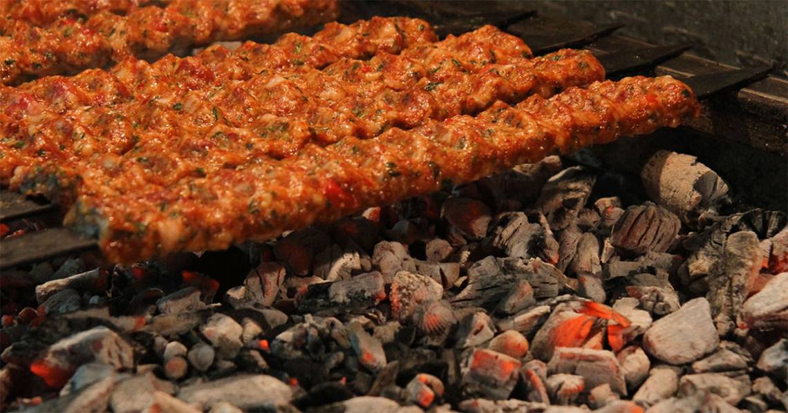 Gegrillte Fleischspieße auf Kohlen im Selectum Family Resort Side