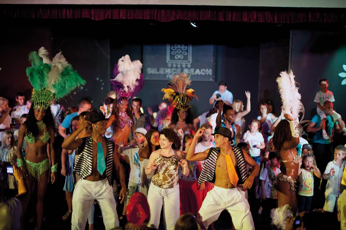 Darbietung der Show im Selectum Family Resort Side vor einem Publikum.